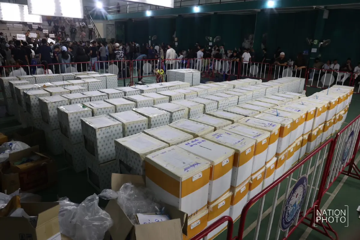 มวลชนกดดัน กกต. นับคะแนนใหม่ เขต 1 ชลบุรี หลังพบพิรุธหลายจุด