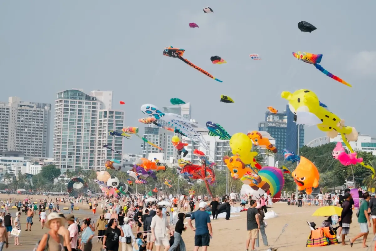 ชักว่าวนานาชาติ ตระการตาชายหาดพัทยา เฟสติวัลที่โลกรอคอย
