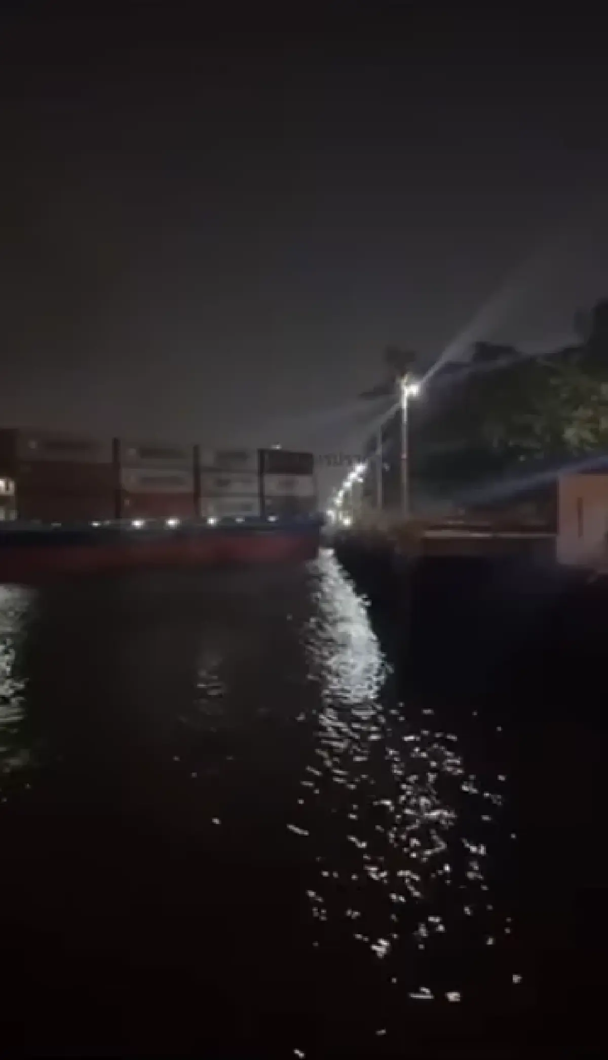 เรือบรรทุกตู้คอนเทนเนอร์ หลุดร่องน้ำ พุ่งอัดเขื่อนริมเจ้าพระยา