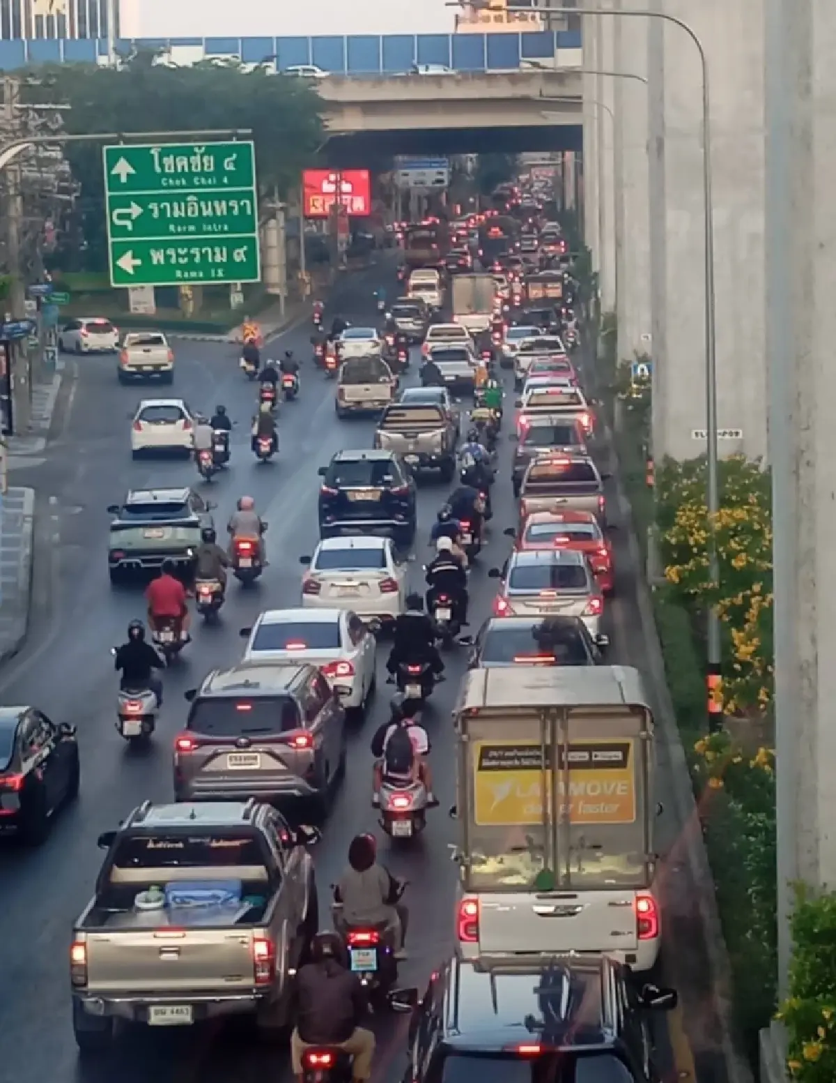 ทำใจคนกรุงเทพ รถติดมาก ลาดพร้าว-เลียบด่วนฯ ท่อน้ำแตก น้ำท่วมถนน