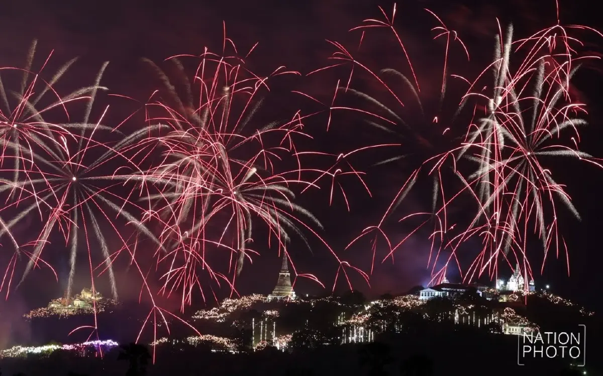 ชมภาพ พลุเฉลิมพระเกียรติสว่างฟ้า งาน “พระนครคีรี-เมืองเพชร” ครั้งที่ 39