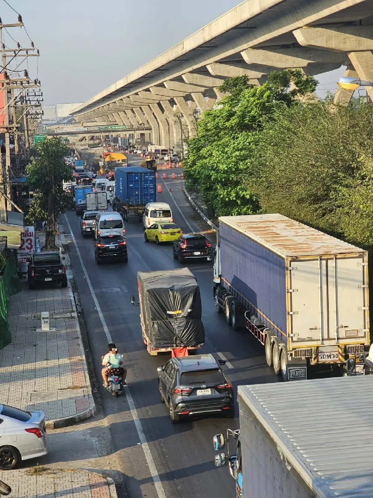 ถนนพระราม 2 รถติดแหง็ก! ขาออก ท้ายแถวสะสมยาวถึง รพ.มหาชัย