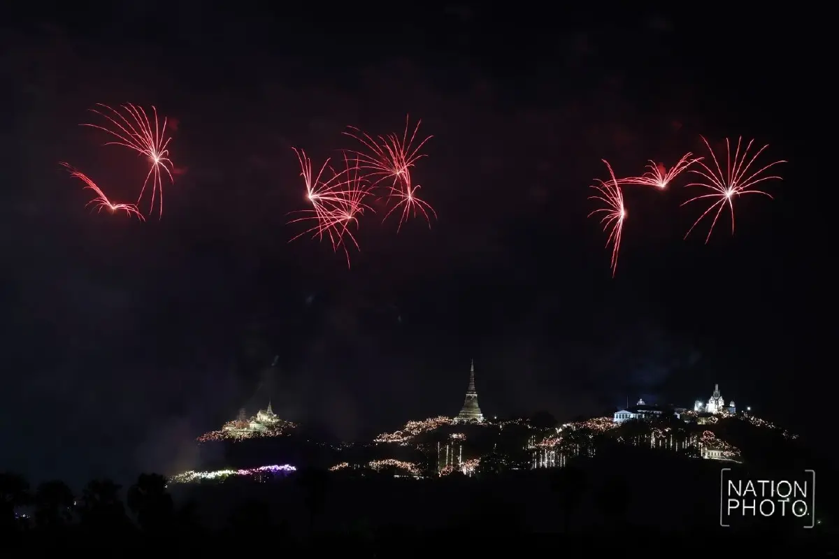 ชมภาพ พลุเฉลิมพระเกียรติสว่างฟ้า งาน “พระนครคีรี-เมืองเพชร” ครั้งที่ 39