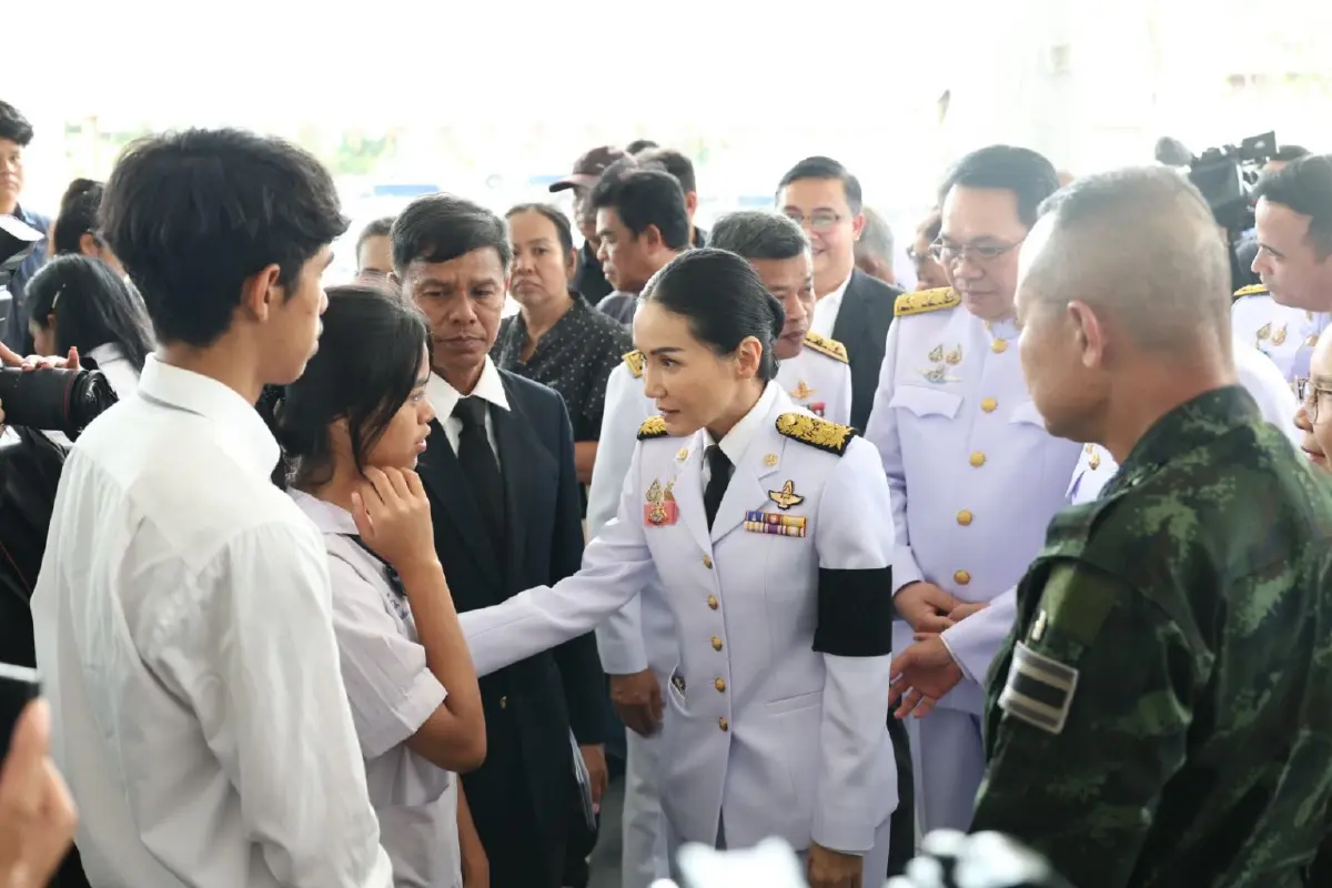 ในหลวง พระราชทานน้ำหลวงอาบศพ และพวงมาลาวางหน้าหีบศพ ผอ.โรงเรียนพะตงประธานคีรีวัฒน์