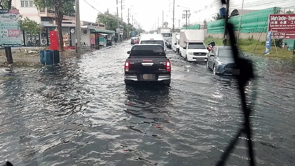 เช็กเส้นทางด่วน ฝนตกหนักสมุทรสาคร ถนนบางปลา น้ำท่วมสูง - รถติด