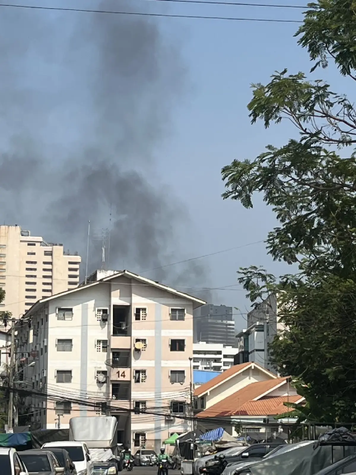 ด่วน! ไฟไหม้ตึกแถว กลางซอยศรีบำเพ็ญ เขตสาทร เร่งฉีดน้ำดับเพลิง