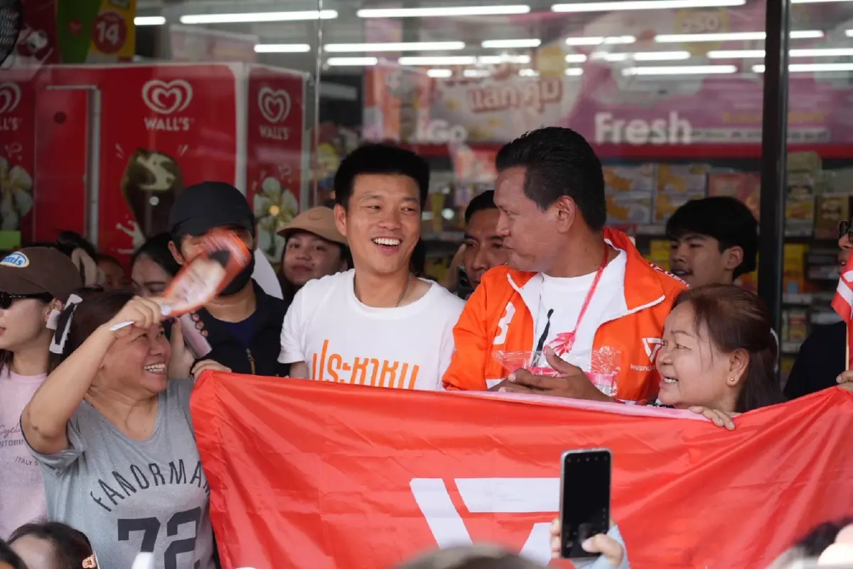 'เท้ง' ลุยช่วยผู้สมัคร สส.นนท์วันสุดท้าย แฟนคลับแห่มอบส้มสด