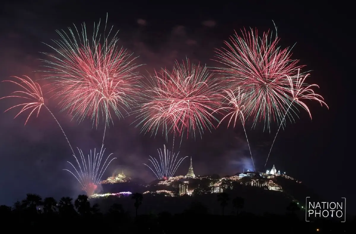 ชมภาพ พลุเฉลิมพระเกียรติสว่างฟ้า งาน “พระนครคีรี-เมืองเพชร” ครั้งที่ 39