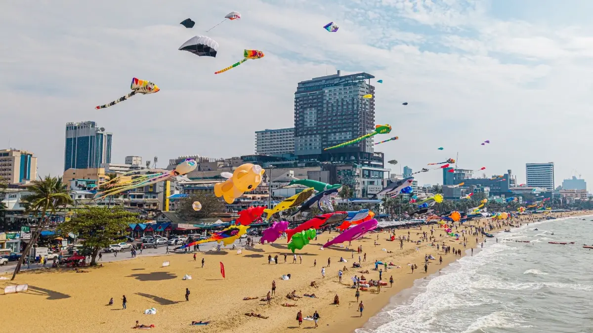 หาที่เที่ยวพัทยา เทศกาลว่าวนานาชาติ 2026 ดูว่าวยาวสุดลูกหูลูกตา