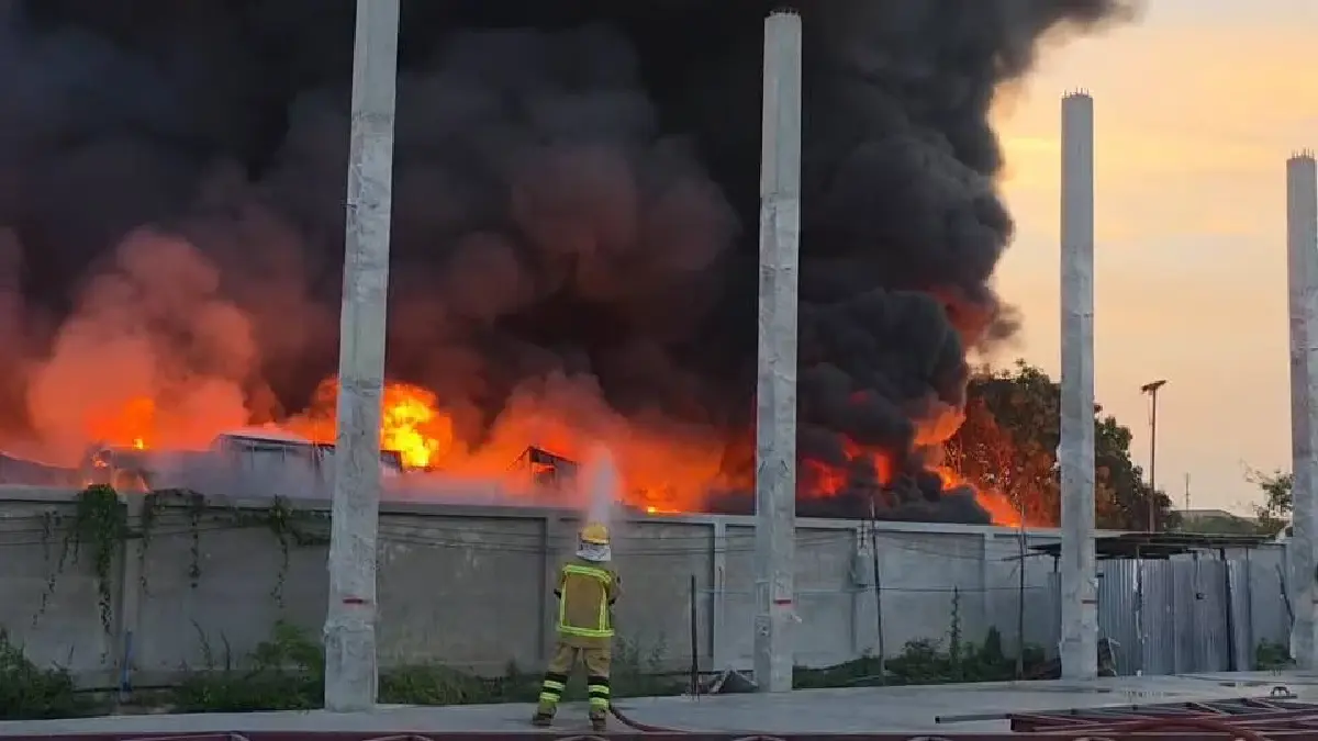 ด่วน ไฟไหม้โรงงานรีไซเคิลยาง สมุทรสาคร เพลิงรุนแรง ยังคุมไม่อยู่