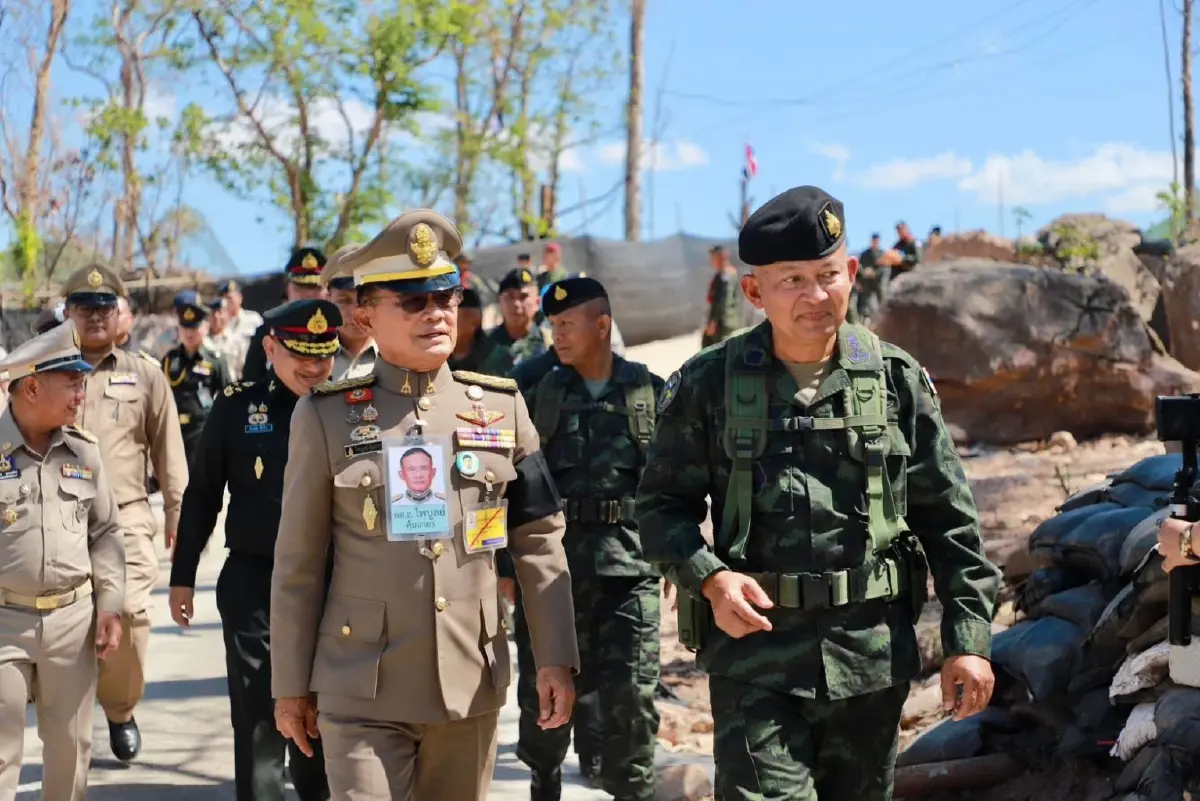 'ในหลวง' ทรงห่วงใย โปรดเกล้าฯ องคมนตรีเยี่ยมให้กำลังใจทหารชายแดน ในพื้นที่ จ.สุรินทร์