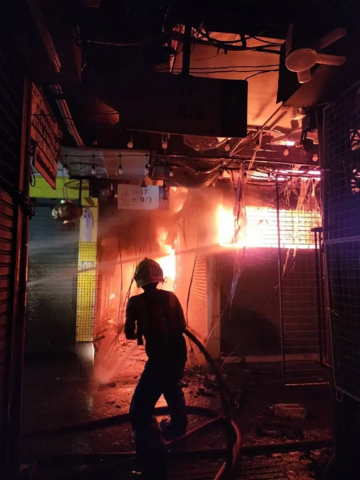 สรุปเหตุ 'ไฟไหม้ตลาดนัดจตุจักร' เปลวเพลิงโหม ร้านค้า ลามวอด 4 ล็อก