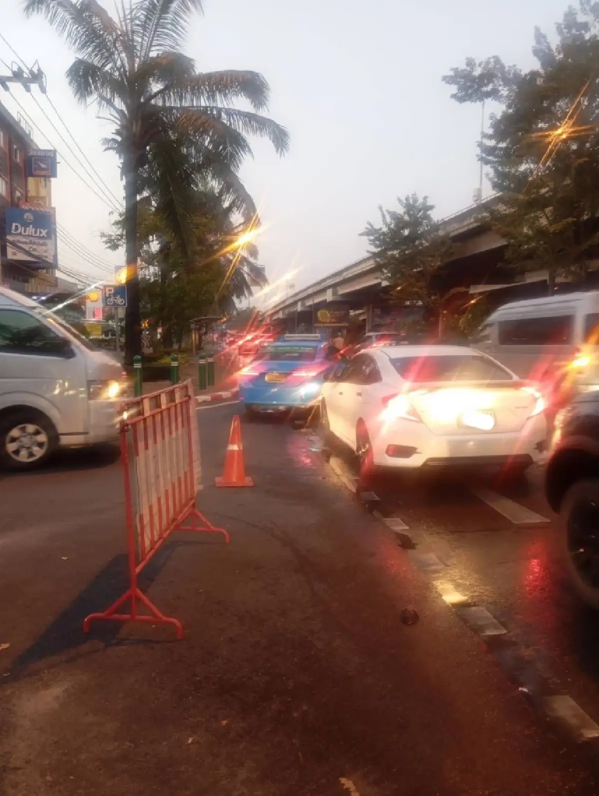 ทำใจคนกรุงเทพ รถติดมาก ลาดพร้าว-เลียบด่วนฯ ท่อน้ำแตก น้ำท่วมถนน