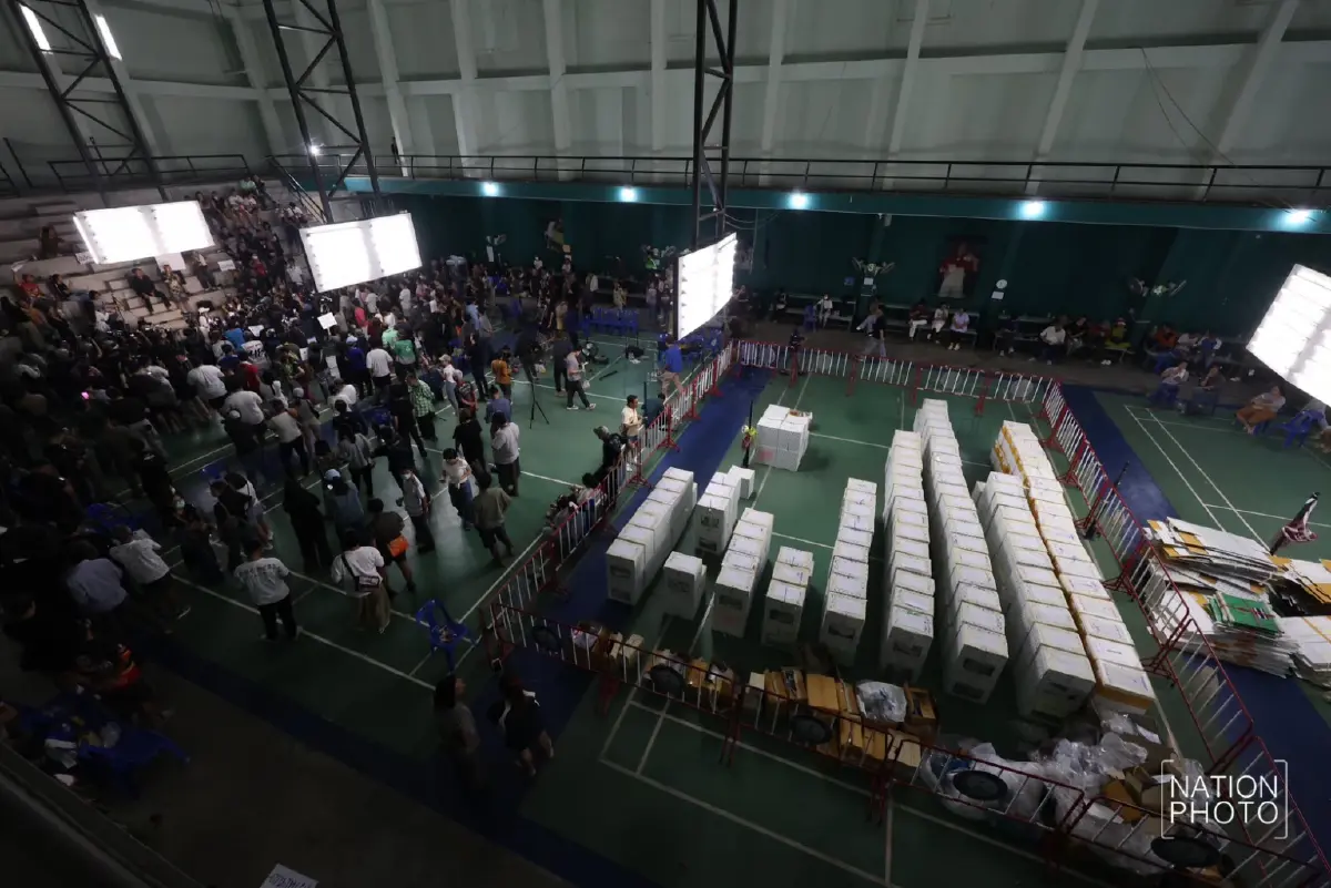 มวลชนกดดัน กกต. นับคะแนนใหม่ เขต 1 ชลบุรี หลังพบพิรุธหลายจุด