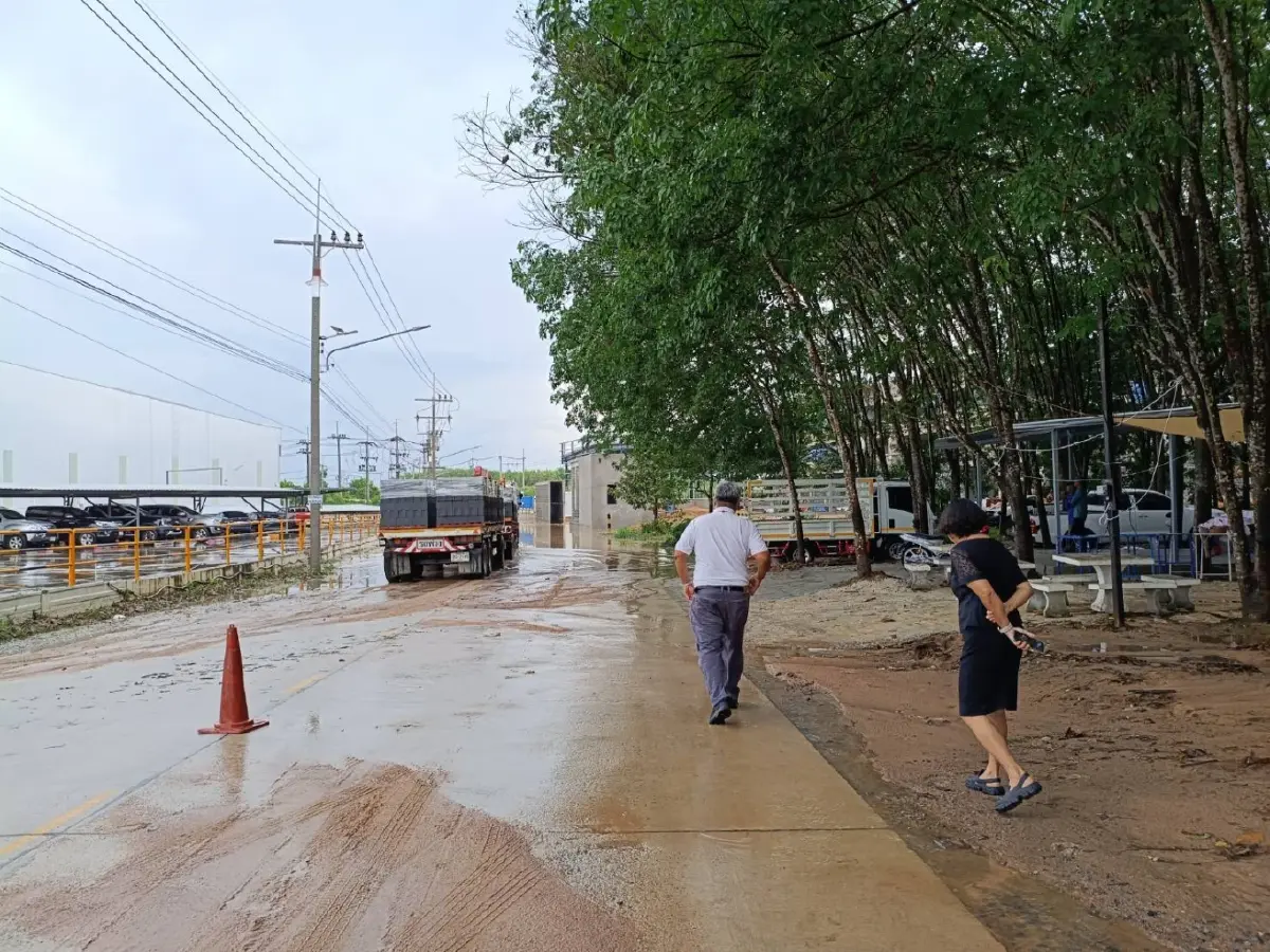 ด่วน พายุฝนตกหนักกระหน่ำ ระยอง ปลวกแดงน้ำท่วมแล้ว รถเล็กห้ามผ่าน
