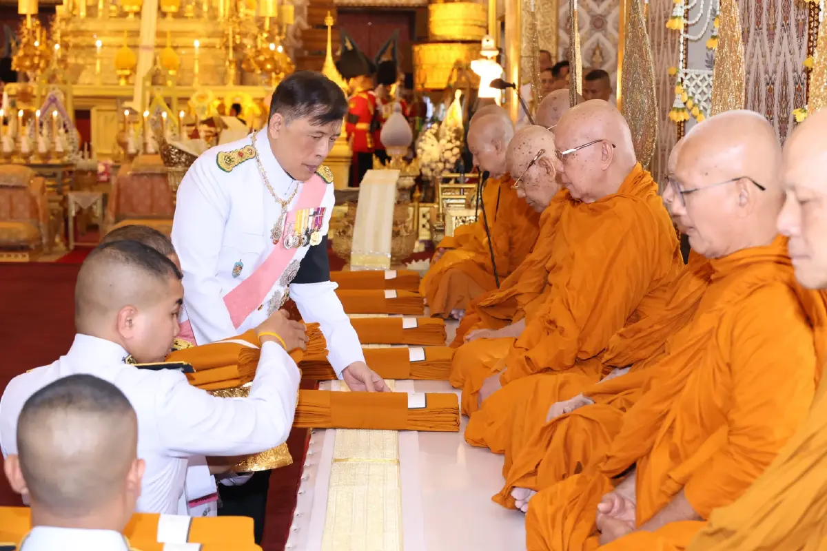 ในหลวง-พระราชินี  เสด็จฯ ไปทรงบำเพ็ญพระราชกุศลสตมวาร ถวายพระบรมศพ สมเด็จพระนางเจ้าสิริกิติ์ พระบรมราชินีนาถ พระบรมราชชนนีพันปีหลวง
