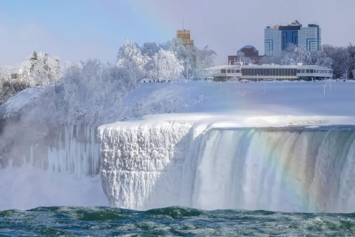 ‘น้ำตกไนแอการา’ กลายเป็นน้ำแข็ง จากปรากฏการณ์ลมหมุนขั้วโลก