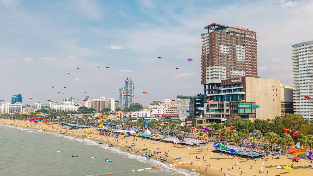 หาที่เที่ยวพัทยา เทศกาลว่าวนานาชาติ 2026 ดูว่าวยาวสุดลูกหูลูกตา