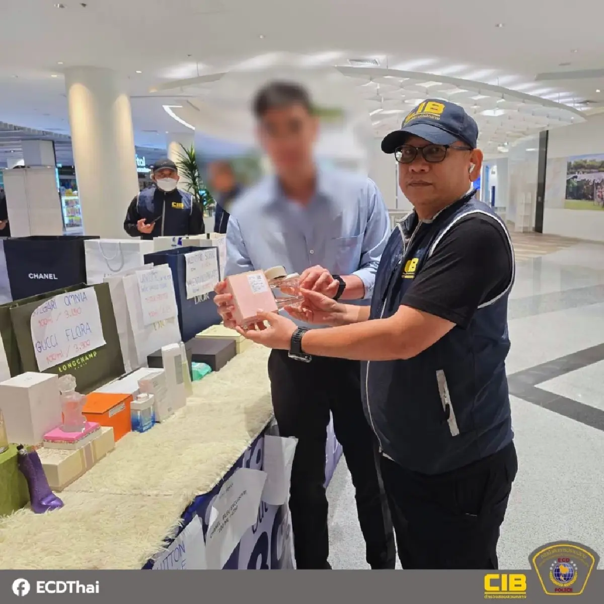 บุกห้างดังย่านศรีนครินทร์ จับร้านน้ำหอม ติดฉลากปลอม KING POWER