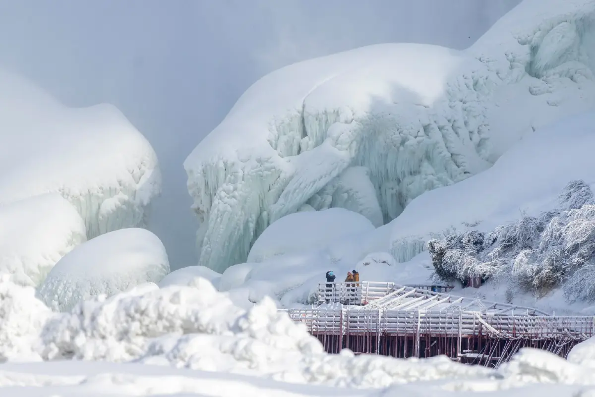 ‘น้ำตกไนแอการา’ กลายเป็นน้ำแข็ง จากปรากฏการณ์ลมหมุนขั้วโลก