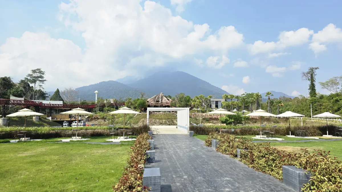 ‘ตักบาตรใบไม้’ กับเส้นทาง ‘ลมหายใจสีเขียวแห่งจันทบุรี’