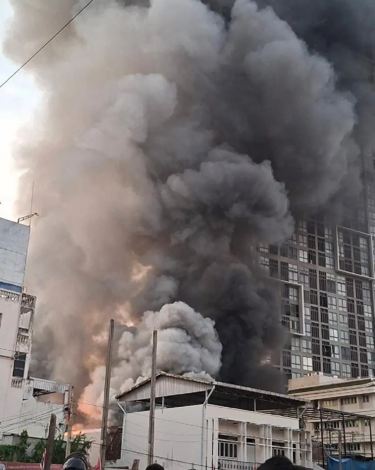 ระทึก! ไฟไหม้กลางเมืองขอนแก่น กลุ่มควันพวยพุ่ง เจ้าหน้าที่เร่งควบคุมเพลิง