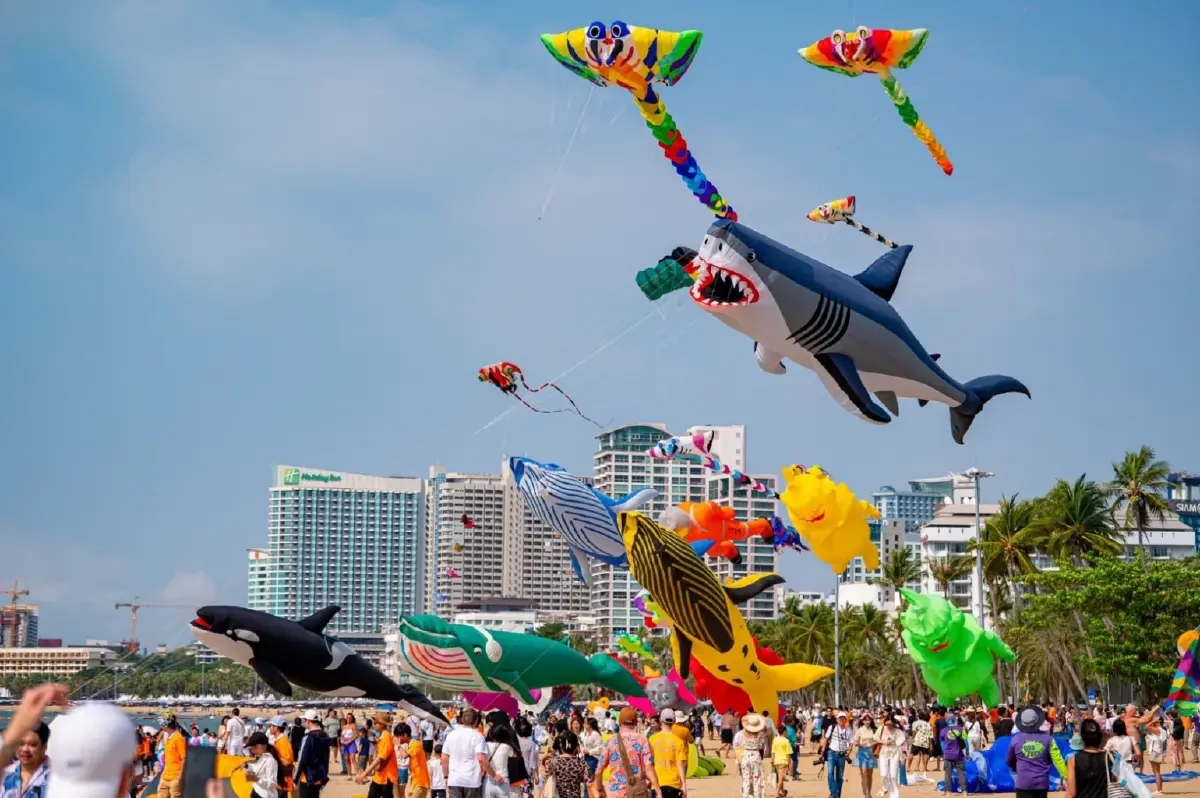 หาที่เที่ยวพัทยา เทศกาลว่าวนานาชาติ 2026 ดูว่าวยาวสุดลูกหูลูกตา