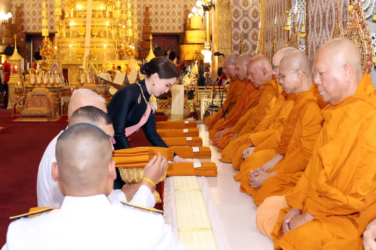 ในหลวง-พระราชินี  เสด็จฯ ไปทรงบำเพ็ญพระราชกุศลสตมวาร ถวายพระบรมศพ สมเด็จพระนางเจ้าสิริกิติ์ พระบรมราชินีนาถ พระบรมราชชนนีพันปีหลวง
