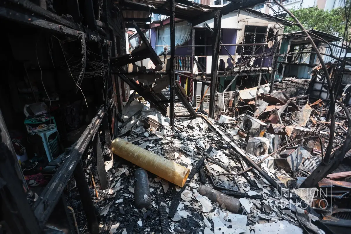 เสียงบึ้มสนั่น! ไฟไหม้บ้านชุมชนซอยสวนเงิน ช่างซ่อมแอร์ดับสลด