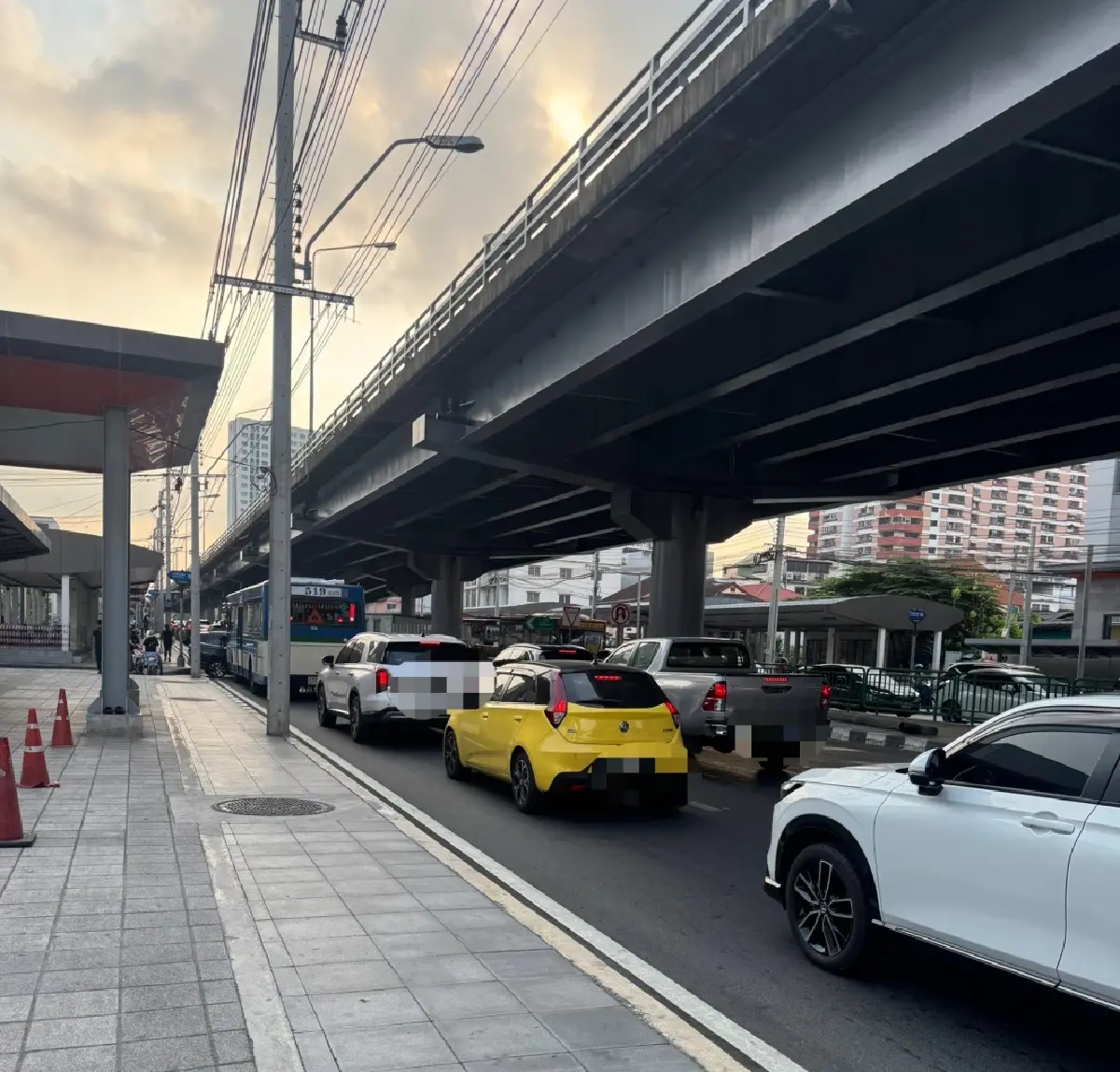 ไหวไหม คนกรุงเทพ รถติดมาก ด่วนศรีรัช นิ่งสนิท - วิภาวดี ยาวเป็นกิโล