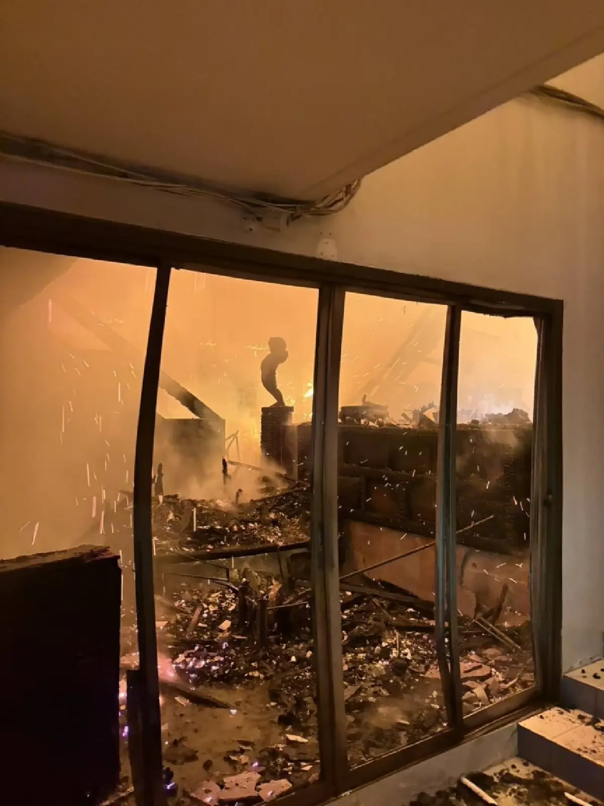 ไฟไหม้อาคาร 3 ชั้น แจ้งวัฒนะ 14 เขตหลักสี่ ระดมฉีดน้ำดับเพลิงวุ่น