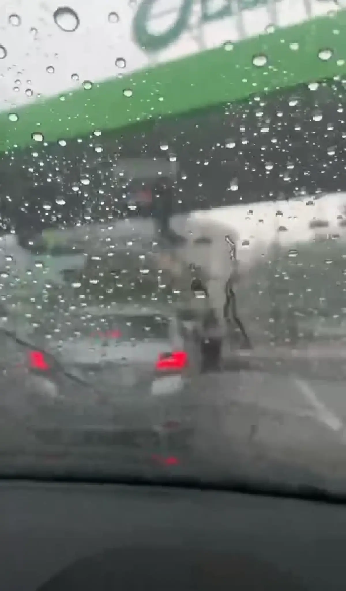 กทม. ฝนตกแล้ว รับวันเลือกตั้ง 2569 น้ำรอระบาย รถติดหนึบ ก่อนปิดหีบ