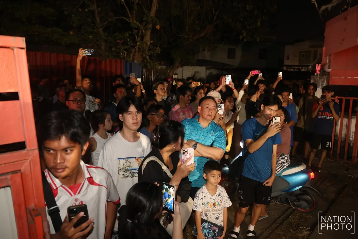 ประชาชน เฝ้าโกดังเปลี่ยวอ่างศิลา พบหีบคะแนนชลบุรี เขต 3 ซุกที่มืด