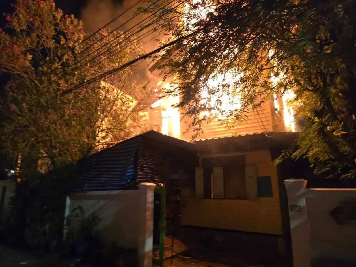 ไฟไหม้ค่ายมวยดัง วอดทั้งหลัง ซอยสมเด็จเจ้าพระยา 5 เจ็บสาหัส 1 ราย