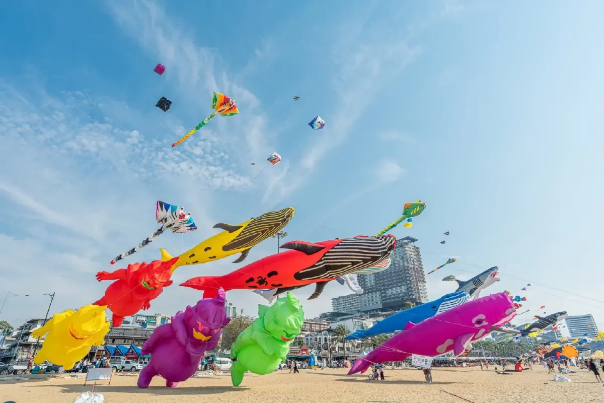 หาที่เที่ยวพัทยา เทศกาลว่าวนานาชาติ 2026 ดูว่าวยาวสุดลูกหูลูกตา