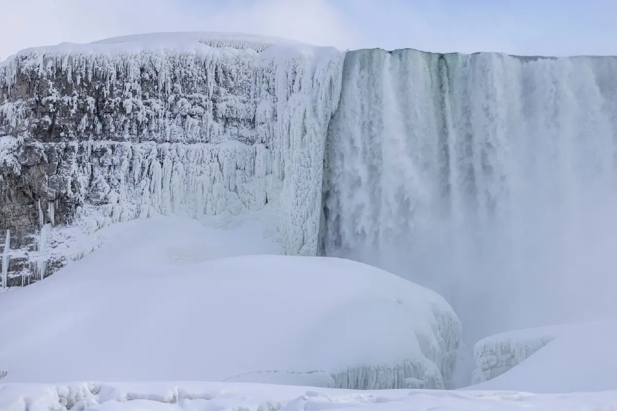 ‘น้ำตกไนแอการา’ กลายเป็นน้ำแข็ง จากปรากฏการณ์ลมหมุนขั้วโลก