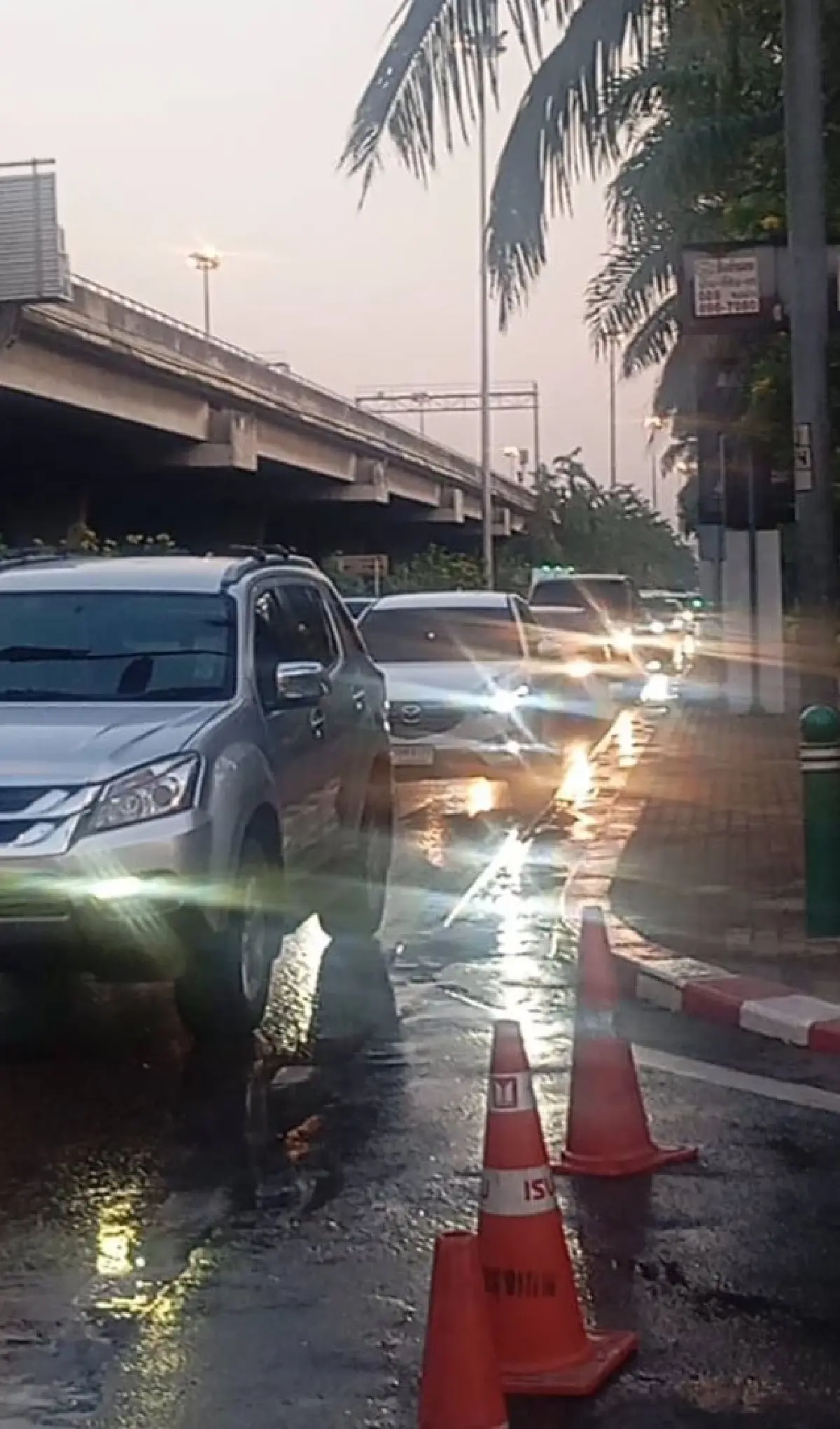 ทำใจคนกรุงเทพ รถติดมาก ลาดพร้าว-เลียบด่วนฯ ท่อน้ำแตก น้ำท่วมถนน