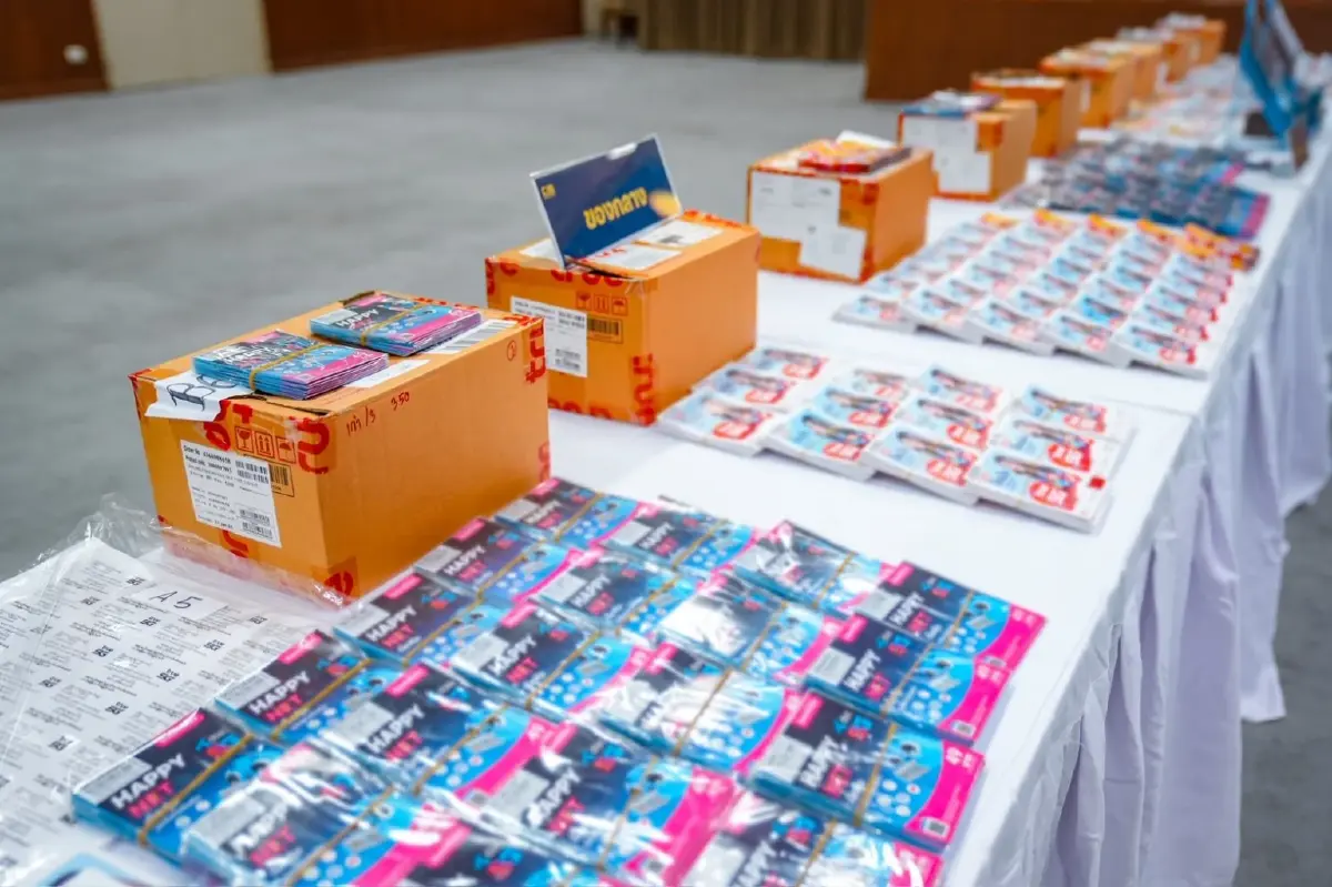 บุกค้น 8 จุด ใน 4 จังหวัด จับ 2 สาว 1 ชาย หลอกนักเรียนแจกซิมส่ง SCAMMER