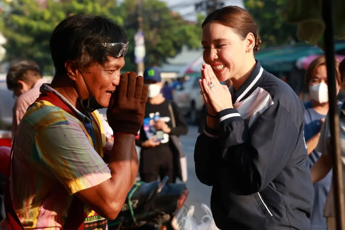 'ซาบีดา' อ้อนขอคะแนน ชาวบางกะปิ-วังทองหลาง สร้างปรากฏการณ์สีน้ำเงิน