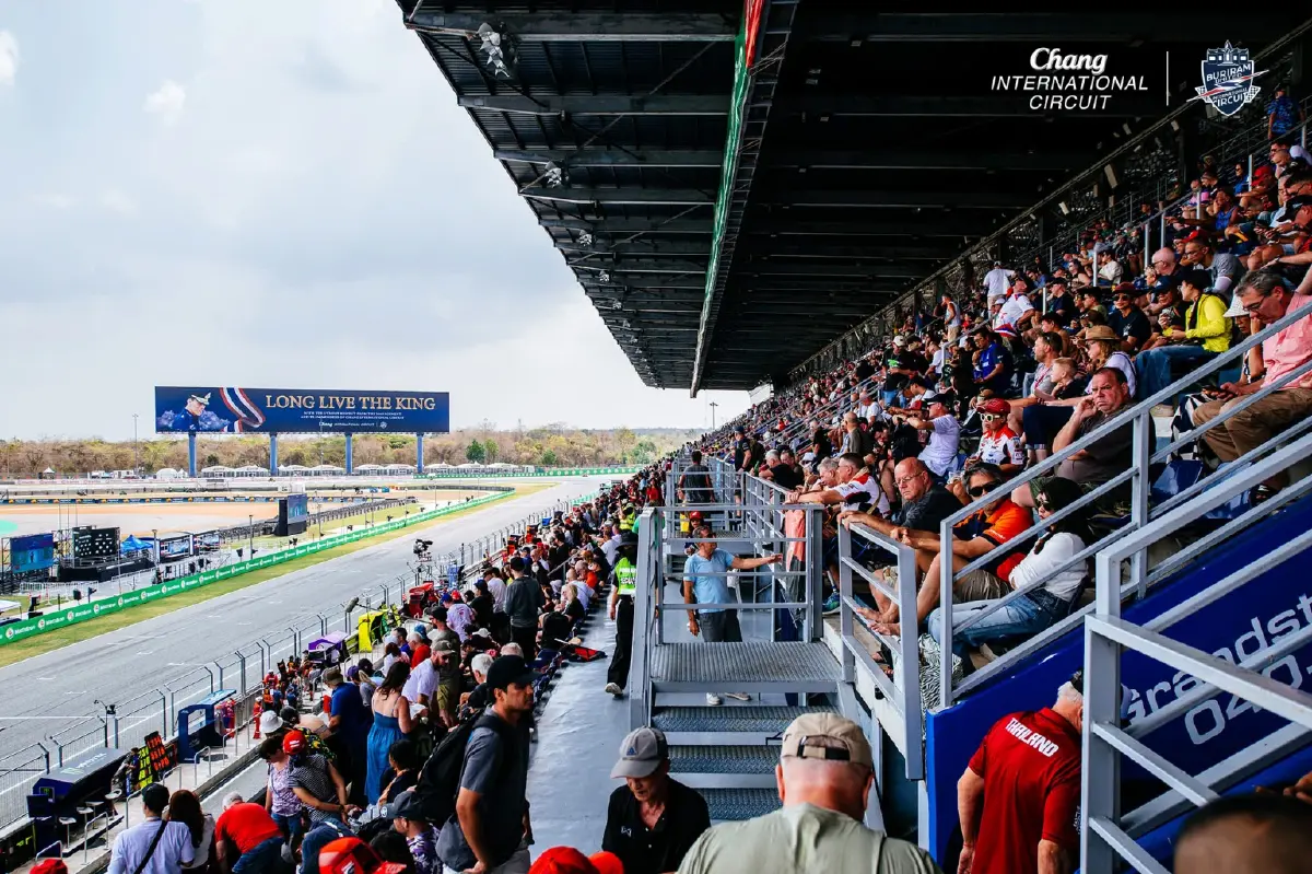 เบซเซ็คคี คลั่ง! ทุบสถิติสนามช้างฯ กระจุย บด 'มาร์เกซ' ยับวันแรก MotoGP 2026