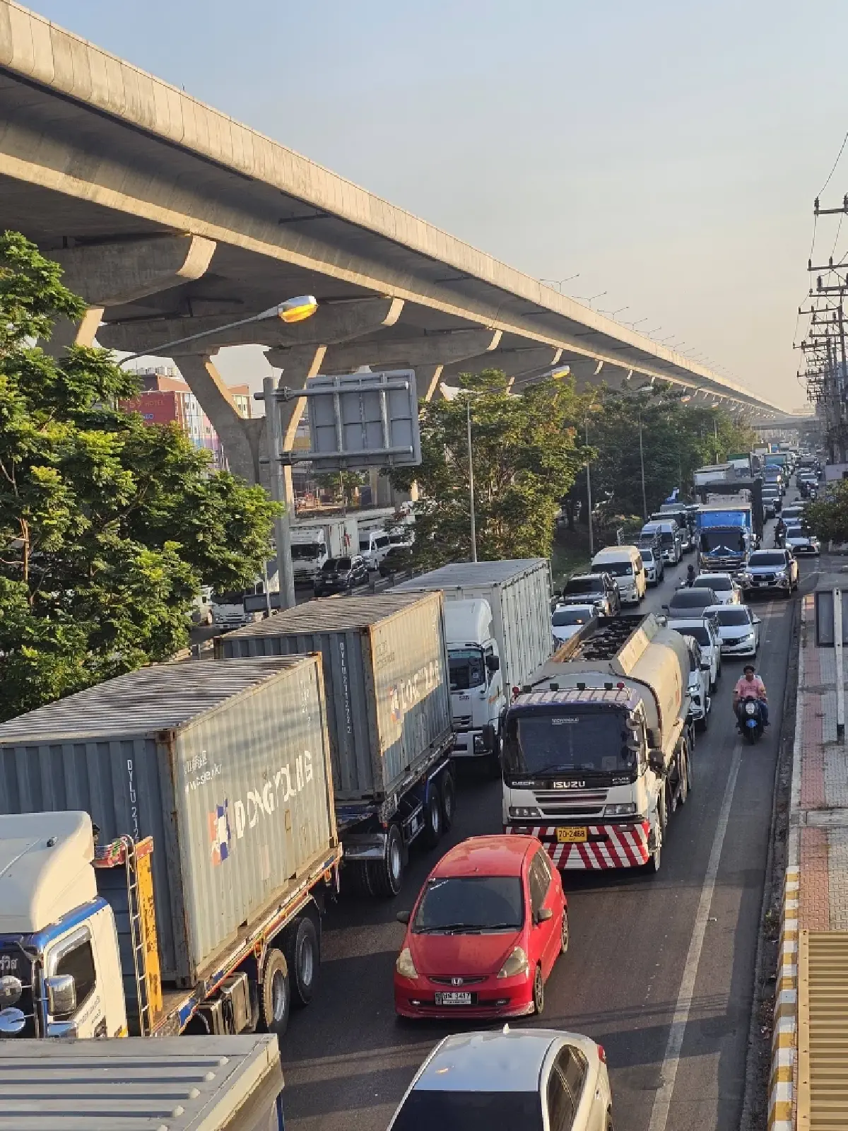 ถนนพระราม 2 รถติดแหง็ก! ขาออก ท้ายแถวสะสมยาวถึง รพ.มหาชัย
