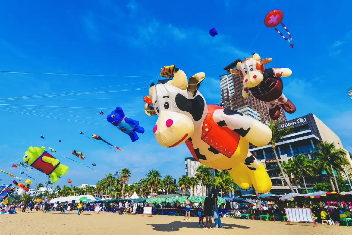 ปฏิทินท่องเที่ยว เทศกาลว่าวนานาชาติพัทยา 2026 พาเหรดว่าวยาวที่สุดในไทย