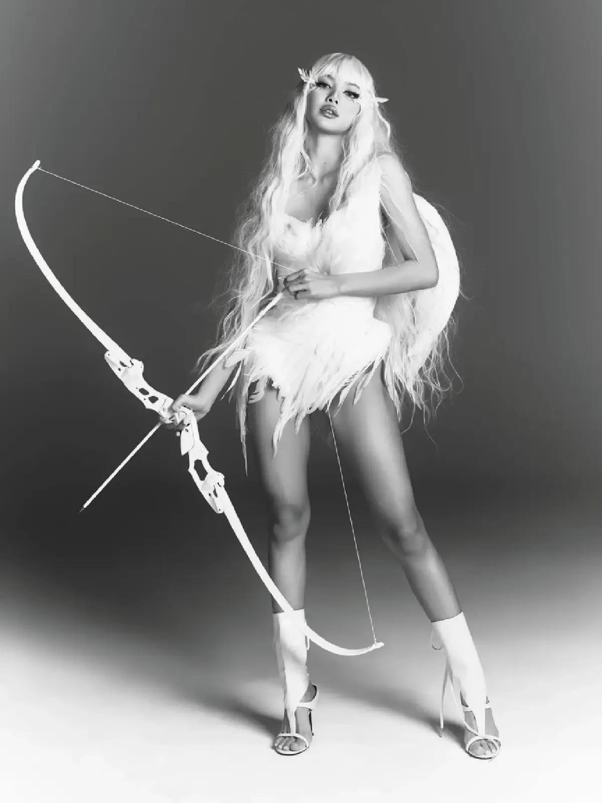 แผลงศรปักกลางใจ! 'ลิซ่า' แปลงโฉมเป็น คิวปิดสาว ฉลองวาเลนไทน์ 2026