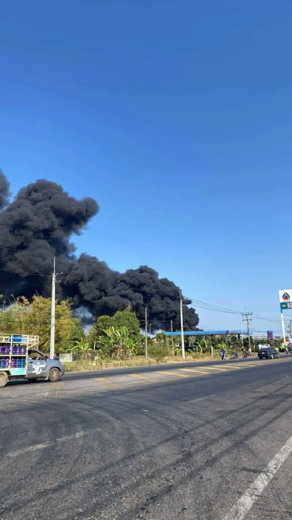 อัปเดต ไฟไหม้ปั๊มน้ำมัน ใกล้โรงเรียนที่ขอนแก่น เร่งควบคุมเพลิง