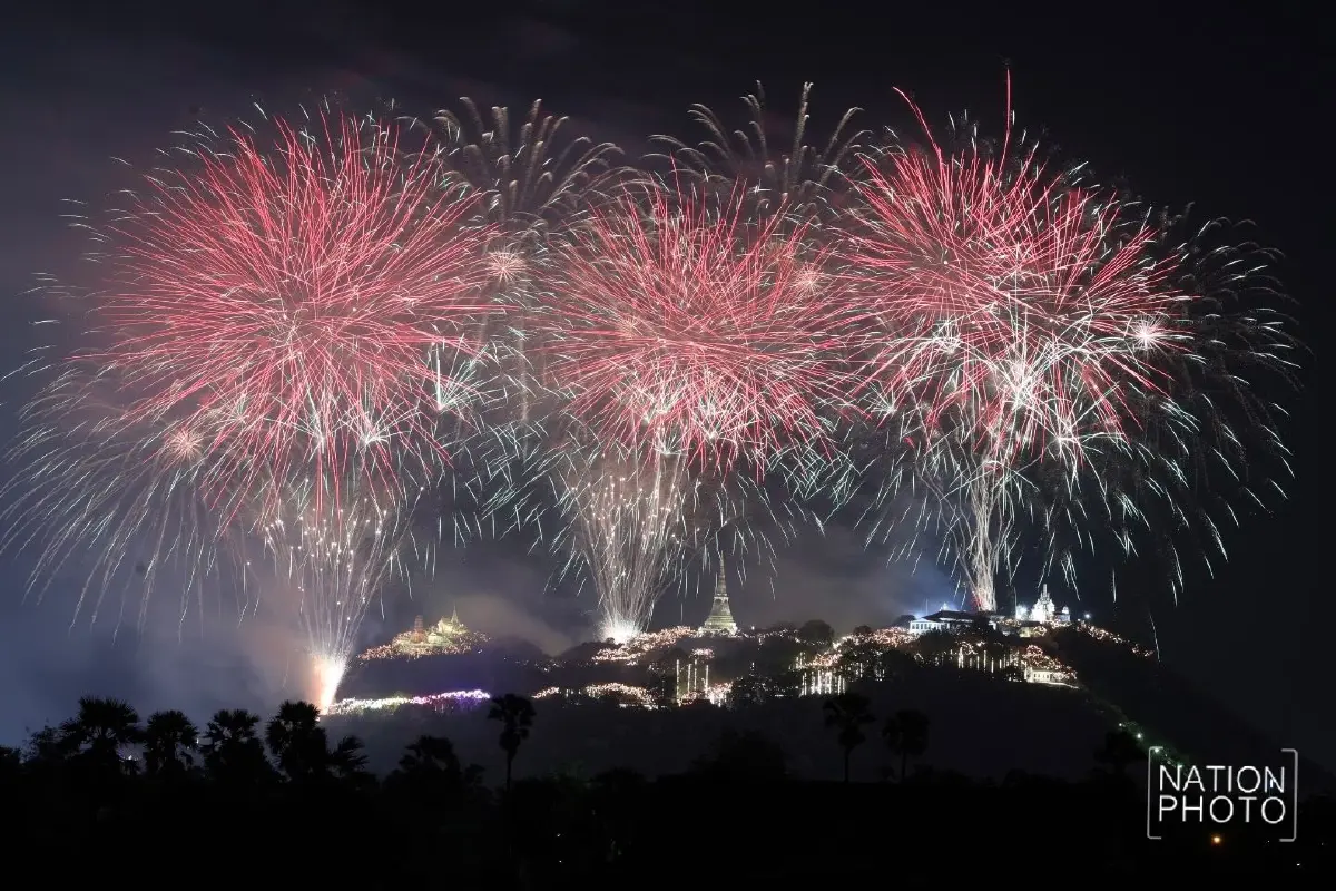 ชมภาพ พลุเฉลิมพระเกียรติสว่างฟ้า งาน “พระนครคีรี-เมืองเพชร” ครั้งที่ 39
