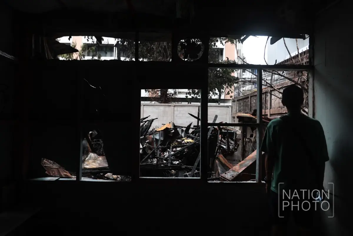 เสียงบึ้มสนั่น! ไฟไหม้บ้านชุมชนซอยสวนเงิน ช่างซ่อมแอร์ดับสลด