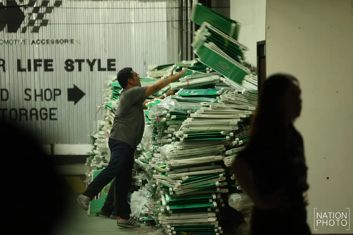 ประชาชน เฝ้าโกดังเปลี่ยวอ่างศิลา พบหีบคะแนนชลบุรี เขต 3 ซุกที่มืด