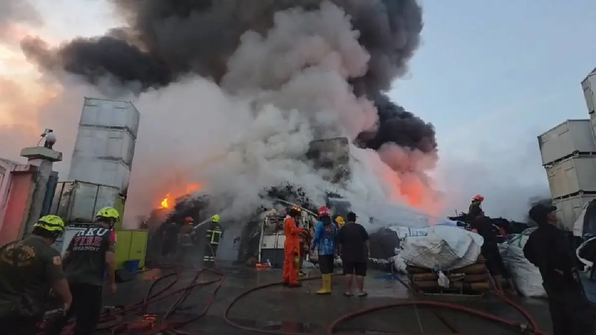 ด่วน ไฟไหม้โรงงานรีไซเคิลยาง สมุทรสาคร เพลิงรุนแรง ยังคุมไม่อยู่