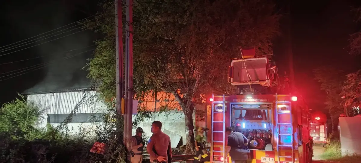 ไฟไหม้โกดังเก็บเสื้อผ้ารายใหญ่ ซ.วัดลาดปลาดุก นนทบุรี เร่งดับไฟ