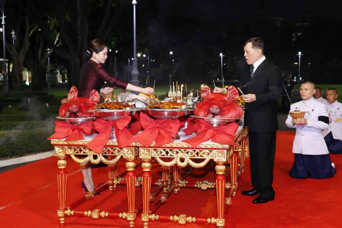ในหลวง-พระราชินี ทรงประกอบพระราชพิธีสังเวยพระป้าย เนื่องในเทศกาลตรุษจีน 2569